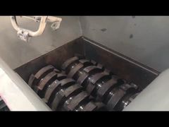 Assista: Máquina trituradora de plástico tipo cisalhamento de dois eixos 2-3tph para vitrine de planta de reciclagem de plástico