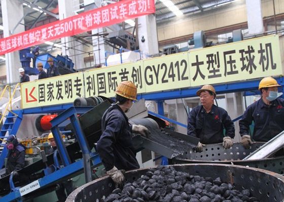 Máquina de alta pressão Fumier do carvão amassado de GY1050 50TPH e preço de fábrica da máquina da imprensa da bola do minério de ferro da esponja