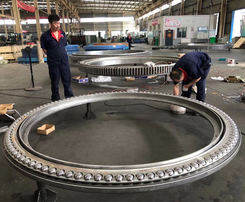 O selo de borracha 42CrMo4V da fileira tripla alinhou Ring And Stacker Bearing Factory de gerencio